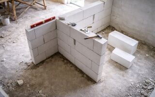 Стены из газобетонных блоков в квартире: когда легкость становится проблемой